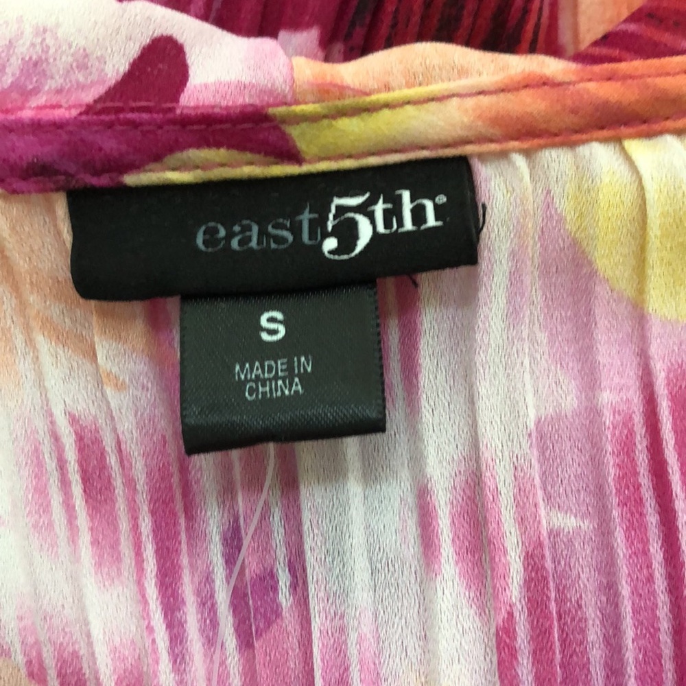 NWT East 5th crinkle floral blouse with ruffle and flutter sleeves size small - Picture 6 of 6